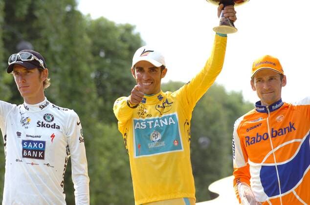 2010, Tour de France, Longjumeau - Paris, Sieger Alberto Contador (ESP Astana, Mitte) gewinnt die Tour de France 2010 vor Andy Schleck (LUX Saxo Bank, li.) und Denis Menchov (RUS Rabobank) -  o0 Jubel, Freude gelbes Trikot, Sieg, Sieger Gesamtsieg Gesamtführung Pokal, Trophäe Objekte
