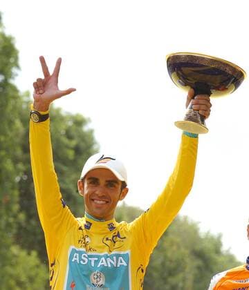 2010, Tour de France, Longjumeau - Paris, Alberto Contador (ESP Astana, Mitte) gewinnt die Tour de France 2010 -  o0 Jubel, Freude gelbes Trikot, Sieg, Sieger Gesamtsieg Gesamtführung Pokal, Trophäe Objekte