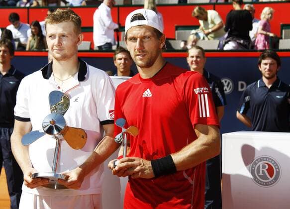 Jürgen Melzer re. AUT, links Sieger Andrey Golubev KAZ beim German Open Tennis Championship 2010 in Hamburg 25.07.2010 o0 Pokal Trophäe Objekt