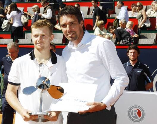 Turnierdirektor Michael Stich GER re. gratuliert Andrey Golubev KAZ Sieger beim German Open Tennis Championship 2010 in Hamburg 25.07.2010 o0 Pokal Trophäe Objekt