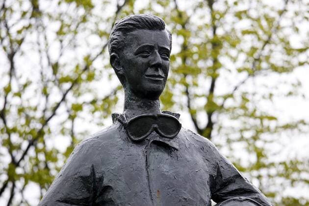 Standbild Statue Wolfgang Graf Berghe von Trips gesehen am Nürburgring, Rheinland-Pfalz, 53518 Adenau o0 Denkmal