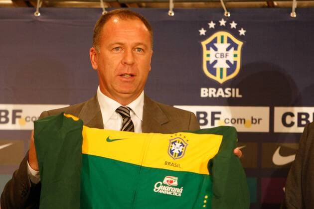 Mano Menezes während seiner Vorstellung als neuer brasilianischer Nationaltrainer im Sheraton Hotel in Rio de Janeiro. x(55)xWagnerxMeierx xFotoarenax  (1367) o0 Trikot, Logo, Emblem
