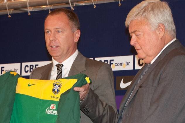 Mano Menezes (li.) während seiner Vorstellung als neuer brasilianischer Nationaltrainer neben CBF Präsident Ricardo Teixeira (Brasilien) im Sheraton Hotel in Rio de Janeiro - 26 07 2010. x(11)xCelsoxPupox xFotoarenax  (1367) o0 Trikot, Logo, Emblem, Funktionär