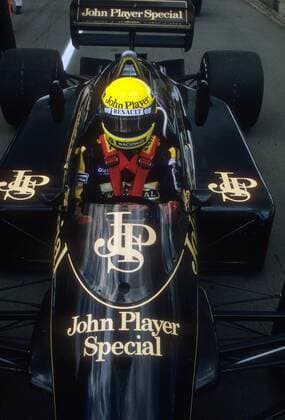 Ayrton Senna (Brasilien Lotus Renault) im Cockpit seines Boliden 