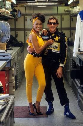 Ayrton Senna (Brasilien Lotus Renault) mit einem Boxengirl 