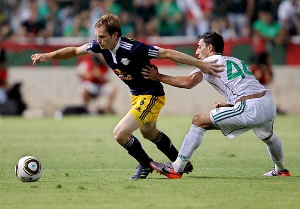 Omonia Nicosia (weiß) - FC Red Bull Salzburg (blau), Christian Schwegler (RBS) und Leandro Almeida (Omonia). 