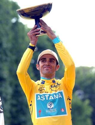 Tour de France, Etappe 20 Longjumeau - Paris, Gesamtsieger Alberto Contador Astana 2010 im gelben Trikot, , Paris  o0 Sieg Jubel Freude Pokal Trophäe Objekt