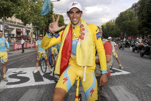 Tour de France 2010 - Etappe 20 - 25.07.2010 - Longjumeau Paris - Champs Elysees - Gesamtsieger Alberto Contador (ESP Astana) PhotoNews  o0 Jubel Freude Fahne, Nationalfahne