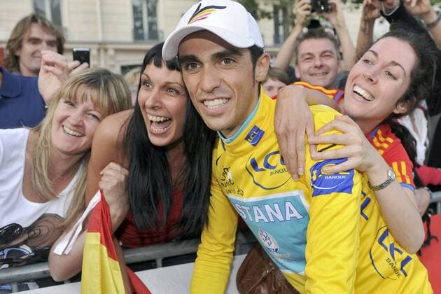Tour de France 2010 - Etappe 20 - 25.07.2010 - Longjumeau Paris - Champs Elysees - Gesamtsieger Alberto Contador (ESP Astana) mit Fans PhotoNews 