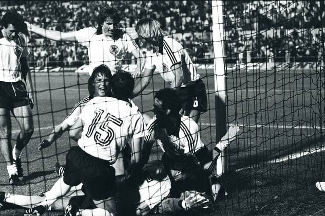 Europameisterschaft 1980, BR Deutschland ist Europameister, Schlussjubel, vorn v.re.: Hans Müller, Torwart Harald Schumacher, Bernard Dietz, Uli Stielike und Karlheinz Förster; hi.: Bernd Schuster, Manfred Kaltz und Bernd Cullmann o0 Jubel Freude Emotionen Hansi Toni Karl Heinz BRD
