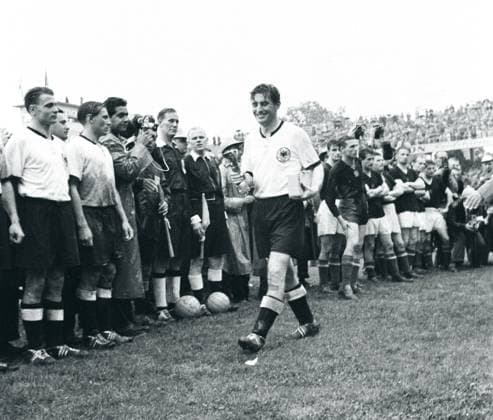 WM 1954, BR Deutschland ist Fußball-Weltmeister, Fassungslos vor Freude kehrt Fritz Walter nach Überreichung des Coupe Jules Rimet zu seinen Mannschaftskameraden zurück, v.li.: Karl Mai und Max Morlock; zudem Schiedsrichter William Ling (England) sowie seine Linienrichter Benjamin Griffith (Wales) und Vincenzo Orlandini (Italien) o0 Sieg Pokal Trophäe Objekte Ungarn Jubel Freude