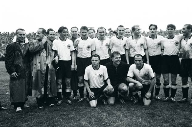 WM 1954, BR Deutschland ist Fußball-Weltmeister, v.li.: Masseur Erich Deuser, Bundestrainer Sepp Herberger, Fritz Walter, Helmut Rahn, Jupp Posipal, Horst Eckel, Werner Liebrich, Ottmar Walter, Hans Schäfer und Max Morlock; vorn: Karl Mai, Torwart Toni Turek und Werner Kohlmeyer o0 Sieg Jubel Freude Totale Mannschaftsfoto Siegerfoto Betreuer Physiotherapeut krux Josef