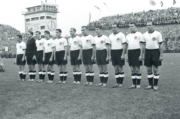 WM 1954, Finale, Mannschaftsvorstellung BR Deutschland vor der berühmten Stadionuhr im Berner Wankdorfstadion, v.re.: Max Morlock, Karl Mai, Werner Kohlmeyer, Hans Schäfer, Jupp Posipal, Werner Liebrich, Ottmar Walter, Helmut Rahn, Horst Eckel, Torwart Toni Turek und Fritz Walter o0 BRD Totale Mannschaftsfoto Josef