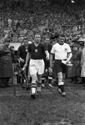 WM 1954, Finale, BR Deutschland vs. Ungarn 3:2 - Einmarsch, v.re.: Fritz Walter und Torwart Toni Turek (beide BRD) sowie Ferenc Puskas und Torwart Gyula Grosics (beide Ungarn) o0 Kapitän Mannschaftskapitän Spielführer