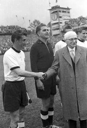 WM 1954, Finale, FIFA Präsident Jules Rimet (Frankreich) begrüßt Fritz Walter, daneben v.li.: Torwart Toni Turek, Horst Eckel (verdeckt) und Helmut Rahn (alle BR Deutschland) o0 Funktionär BRD
