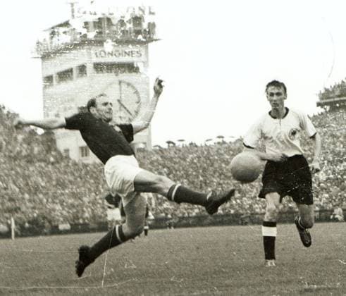 WM 1954, Finale, BR Deutschland vs. Ungarn 3:2 - Nandor Hidegkuti (Ungarn, li.) gegen Horst Eckel (BRD) - Zweikampf vor der berühmten Stadionuhr im Berner Wankdorfstadion