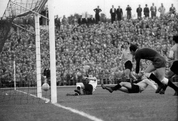 WM 1958, BR Deutschland vs. Argentinien 3:1 in Malmö - Uwe Seeler (BRD, li.) erzielt das 2:1 gegen Torwart Amadeo Carrizo (Argentinien)