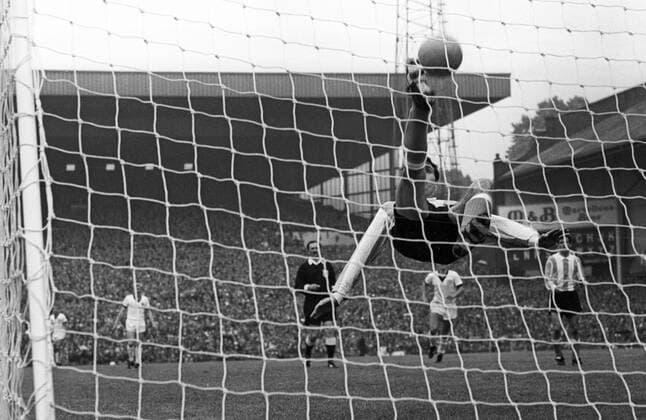 WM 1966, Deutschland vs. Argentinien 0:0 - Alberto Gonzalez (Argentinien) rettet spektakulär auf der Torlinie o0 krux Hintertor, Hintertorkamera, Hintertorperspektive Dynamik Abwehr Fallrückzieher