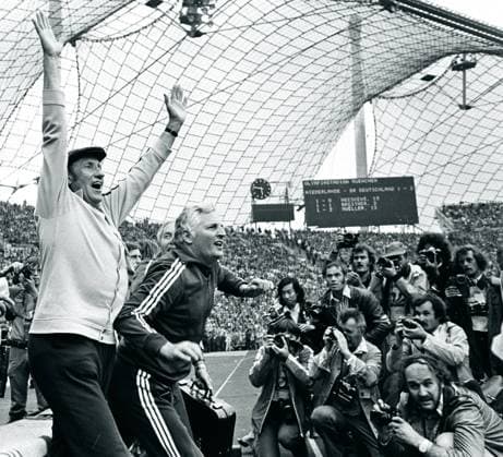 WM 1974, Endspiel, BR Deutschland ist Weltmeister - Bundestrainer Helmut SCHÖN (li.) und sein Assistent Jupp DERWALL jubeln beim Schlusspfiff o0 Sieg Jubel Freude BRD Glück Medien Fotograf, Sportfotograf Co