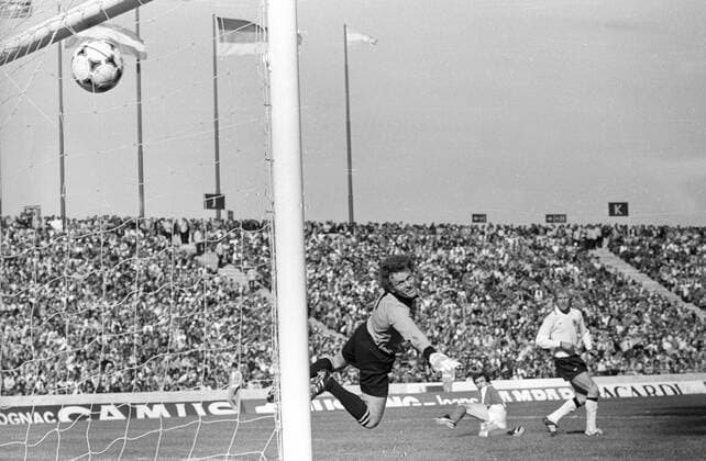 IMAGO Iconic Moments, Fußball WM 1978, BR Deutschland vs. Österreich 2:3 - Hans Krankl (hi. Mitte) erzielt das 2:2 gegen Rolf Rüssmann und Torwart Sepp Maier (beide BRD), der sich vergeblich streckt o0 Tor Geschichte Fußballgeschichte Bernd