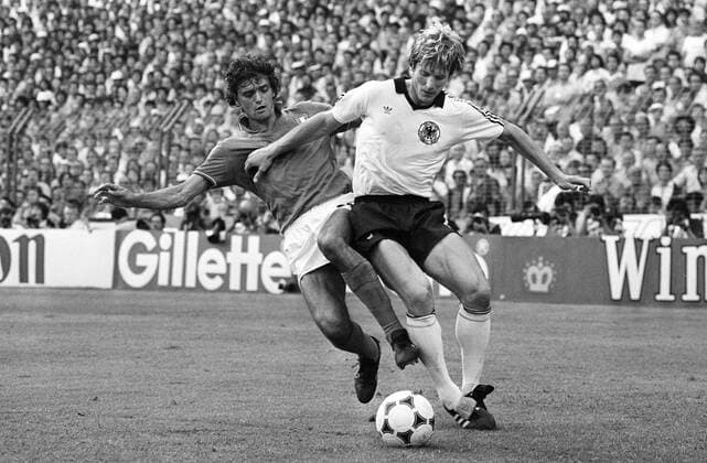 WM 1982, Endspiel, BR Deutschland vs. Italien 1:3 - Alessandro Altobelli (Italien, li.) gegen Karlheinz Förster (BRD) o0 Aufmacher Duell Karl Heinz Werbebande, Bande, Sponsor, Werbepartner, Werbung, Wirtschaft Gillette