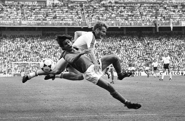 WM 1982, Endspiel, BR Deutschland vs. Italien 1:3 - Bruno Conti (Italien, vorn) gegen Hans Peter Briegel (BRD) o0 Dynamik Kampf Einsatz