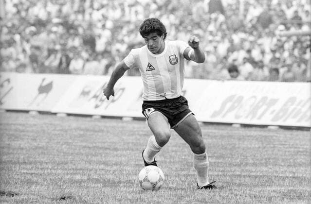 WM 1986, Finale - Diego Armando Maradona (Argentinien) o0 Einzelbild Freisteller Dynamik Dribbling