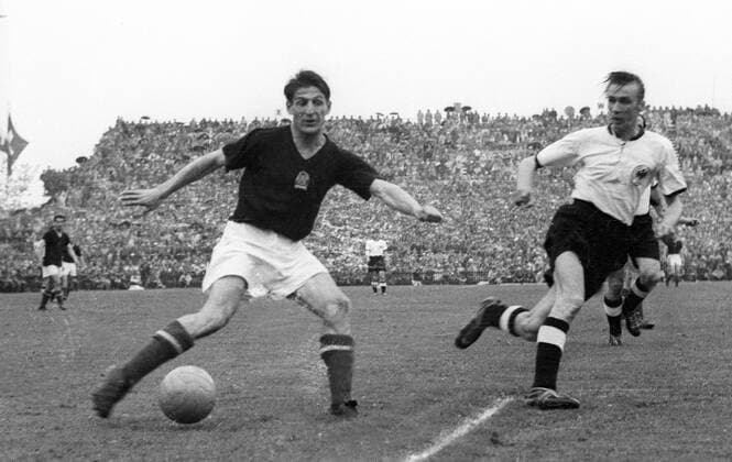 WM 1954, Finale, BR Deutschland vs. Ungarn 3:2 - Zoltan Czibor (Ungarn, li.) gegen Horst Eckel (BRD)
