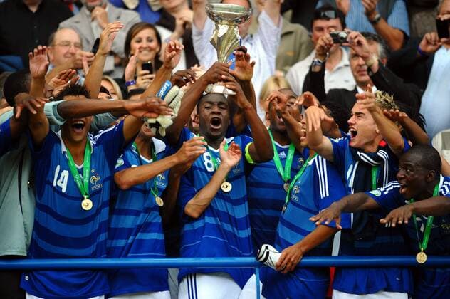 FRA (blau) vs ESP (rot) - Finale UEFA U19 EM - U19 Europameister 2010 Gueida FOFANA (Mitte) - AnthonyxBibardxFEP -  o0 Sieg, Sieger, Jubel, Freude, Pokal, Trophäe,