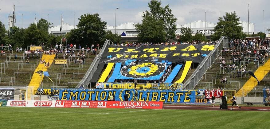 Fußball, Stadiongeschichte 1. FC Saarbrücken 1.FC Saarbrücken - 31.7.2010 Ludwigspark saarbrücken 3.Liga Choeographie der Saarbrücker fans o0 Fan, Zuschauer Fanchoreografie Logo, Emblem, Vereinslogo, Vereinsemblem Totale