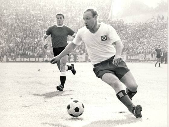 Uwe Seeler (HSV) am Ball o0 Hamburg Hamburger SV