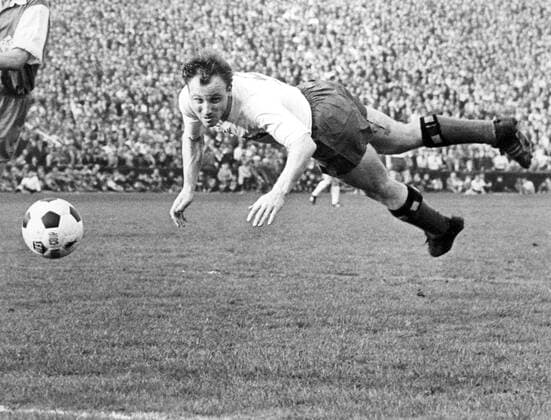 Uwe Seeler (HSV) - Flugkopfball o0 Hamburg Hamburger SV Kopfball Dynamik Höhe