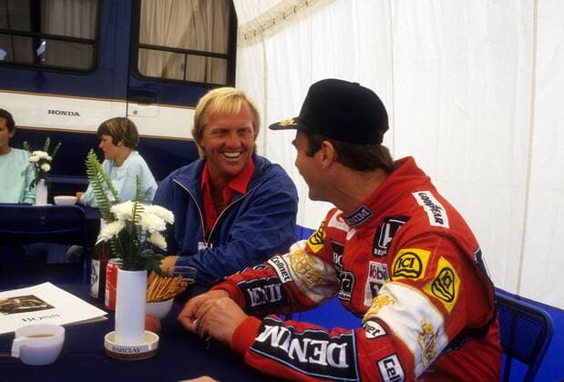 Nigel Mansell (England Williams Honda, re.) im Gespräch mit Golfer Greg Norman (Australien) beim GP von Großbritannien 1987  o0 Aufmacher Golf privat Freund Freunde