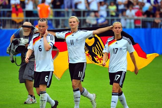 01-08-2010 Fussball Damen U20-WM Endspiel GER (weiß)- Nigeria: Sieger Deutschland: v.li. Marina HEGERING Deutschland Alexandra POPP Deutschland Turid KNAAK Deutschland o0 Jubel Freude Weltmeister Flagge Deutschlandfahne