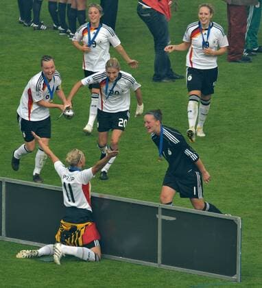 Fußball Frauen U-20 WM, Finale in Bielefeld, Deutschland (weiß) gegen Nigeria am Sonntag (01.08.2010). Die deutsche Alexandra Popp (L) jubelt mit Torfrau Almuth Schult über den Gewinn der U-20 WM. o0 Jubel Freude Sieg Weltmeister