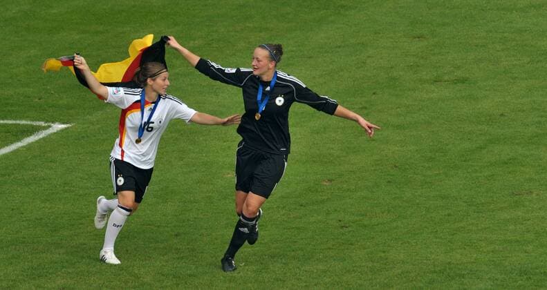 Fußball Frauen U-20 WM, Finale in Bielefeld, Deutschland (weiß) gegen Nigeria am Sonntag (01.08.2010). Die deutschen Marie Luise Bagehorn (l) und Torfrau Almuth Schult jubeln über den Gewinn der U-20 WM. o0 Jubel Freude Sieg Weltmeister Flagge Deutschlandfahne