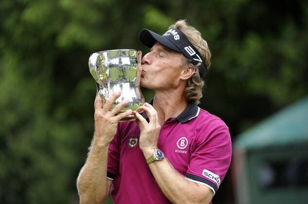 August 1, 2010.Bernhard Langer GER kisses his trophy for winning the 31st U.S. Senior Open Championship at Sahalee Country Club in Sammamish, Washington. .. - ZUMAch4 o0 Objekt Jubel Freude Siegerehrung