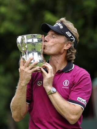 August 1, 2010.Bernhard Langer GER kisses trophy for winning the 31st U.S. Senior Open Championship at Sahalee Country Club in Sammamish, Washington. .. - ZUMAch4 o0 Objekt Jubel Freude Siegerehrung