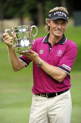 August 1, 2010.Bernhard Langer GER hold the trophy for winning the 31st U.S. Senior Open Championship at Sahalee Country Club in Sammamish, Washington. .. - ZUMAch4 o0 Jubel Freude Objekt Siegerehrung