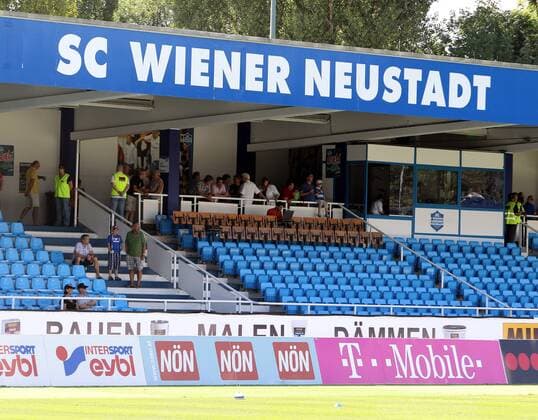 FUSSBALL - BL, WIENER NEUSTADT,AUSTRIA,01.AUG.10 - FUSSBALL - tipp3 Bundesliga powered by T-Mobile, SC Magna Wiener Neustadt. Bild zeigt eine Tribuene.  o0 Leere Zuschauermangel mangelndes Zuschauerinteresse Totale