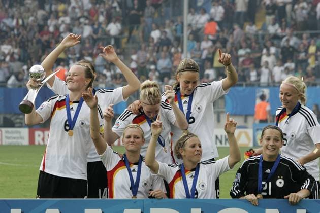 U20 Frauen WM Finale: Deutschland - Nigeria Die deutsche U20 Frauen Nationalmannschaft gewinnt die FIFA U20 Frauen WM 2010 in Deutschland., vorn v.re.: Laura Benkarth, Svenja Huth, Alexandra Popp, Marina Hegering; hint.: Kristina Gessat, Valeria Kleiner und Marith Priessen o0 Jubel, Freude, Sieg, Sieger, Weltmeister, Pokal, Trophäe, Objekte