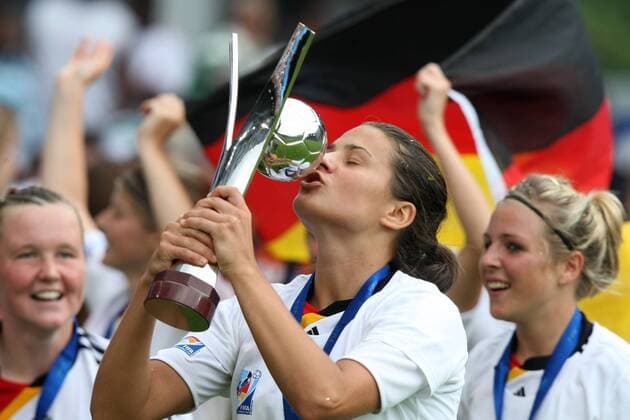 U20 Frauen WM Finale: Deutschland - Nigeria Deutsche Spielerinnen feiern ausgelassen den WM-Sieg u.a. Dzsenifer Marozsan (Mitte), Svenja Huth (re.) und Marina Hegering o0 Freude, Feier, Pokal, Trophäe, Objekte
