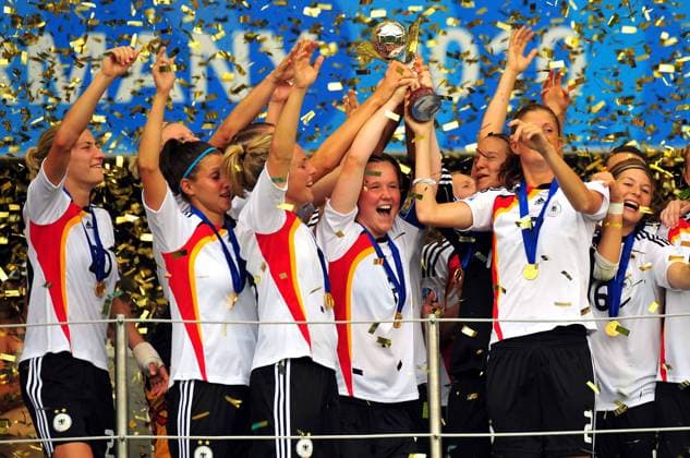 Damen U20 WM 2010 Endspiel - Deutschland ist Weltmeister - Marina Hegering (Mitte) präsentiert den Pokal