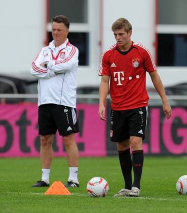 Training beim FC Bayern Muenchen: Trainer Louis van Gaal, Toni Kroos (v. li., FCB) 