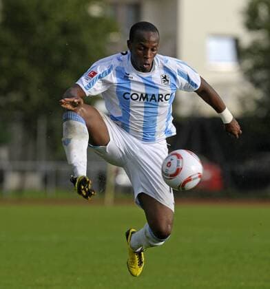 02.08.2010, Testspiel: TSV 1860 München - FC Wacker Innsbruck II in Wörgl, Savio Nsereko (1860) springt in den Ball.