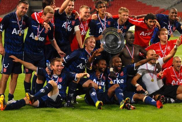 Football - Dutch Supercup FC Twente Enschede. Twente win 0-1. Twente players with the shield. 