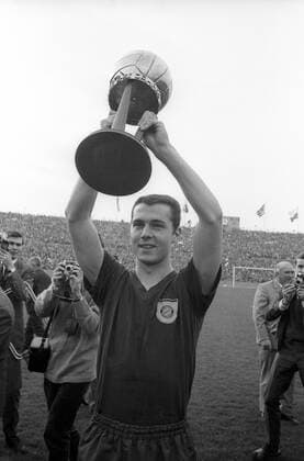 Franz Beckenbauer (Bayern) wird als Fußballer des Jahres ausgezeichnet Fußball 1. BL Herren Saison 1966 1967, FC Bayern München - TSV 1860 München 3:0 Einzelbild München Freude,