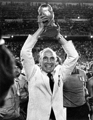 Nationaltrainer Enzo Bearzot (Italien) präsentiert den WM Pokal Fußball WM Herren WM 1982, Nationalteam Einzelbild Madrid Freude, Begeisterung,