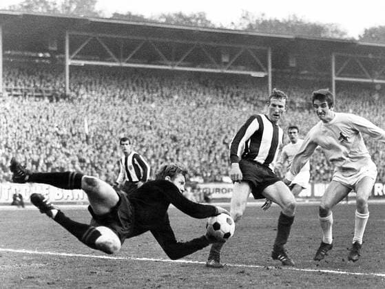 Torwart Sepp Maier und Hans Georg Schwarzenbeck (Mitte, beide Bayern) gegen Hannes Löhr (Köln) Fußball 1. BL Herren Saison 1968 1969, FC Bayern München - 1. FC Köln 1:0 Gruppe München Dynamik, Abwehr,