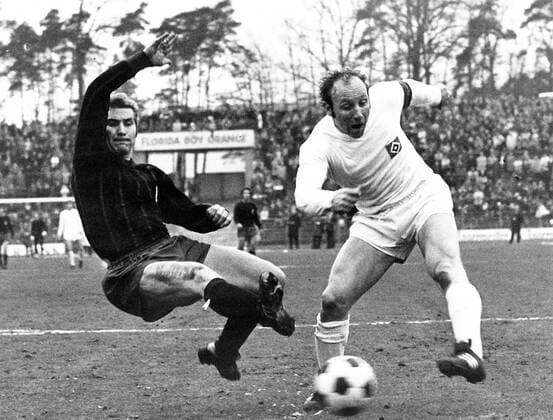 Peter Blusch (Frankfurt, li.) gegen Uwe Seeler (HSV) Fußball 1. BL Herren Saison 1966 1967, Eintracht Frankfurt - Hamburger SV 1:3, Hamburg, HSV Gruppe Frankfurt M. Dynamik, Kampf,